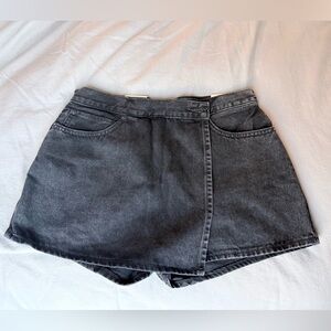 Levi’s women’s black skort